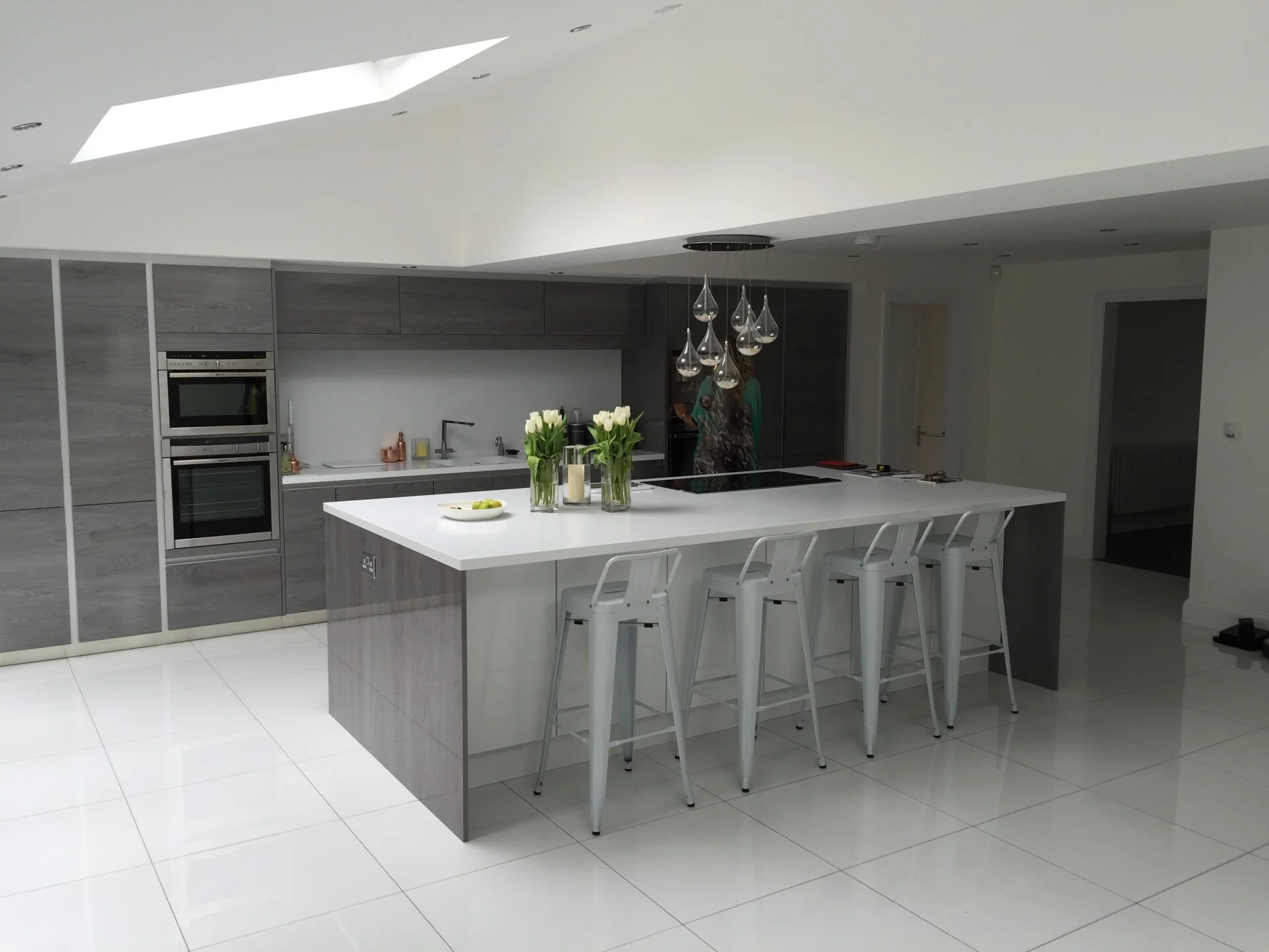 Modern handleless kitchen with quartz worktops in Brighton home